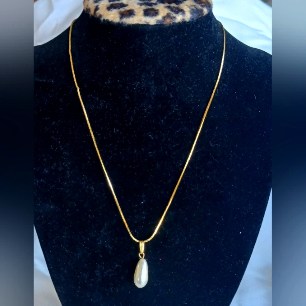 Gold plated 24 inch chain with Pearl pendant. NWOT